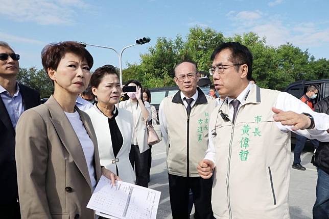 台南市長黃偉哲（右一）向經濟部長王美花（右三）表達強烈企圖心，強調市府準備好讓台積電一點四奈米廠進駐南科。（台南市政府提供）