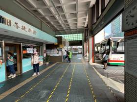 亦捷客運16日12條路線無預警停駛，民眾無大眾運輸可搭抱怨連連。（圖：苗縣府提供）