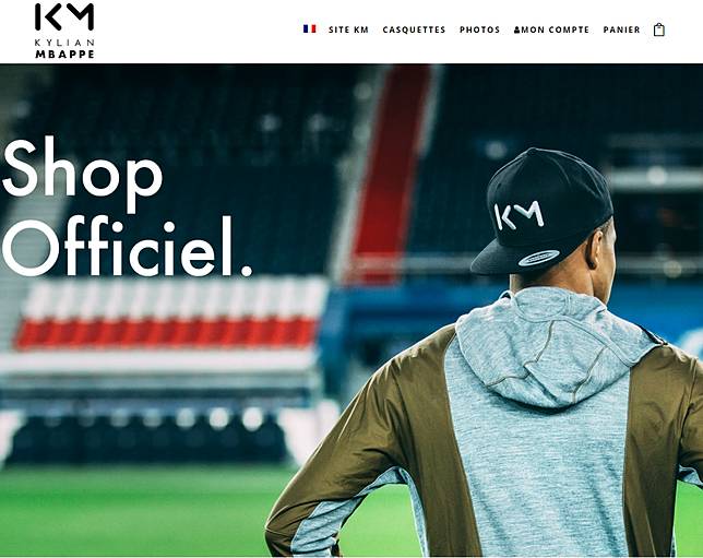 姆巴佩在個人網站販售「KM」名字縮寫的鴨舌帽和海報等，相當具有生意頭腦。(翻攝自kylianmbappe.com)