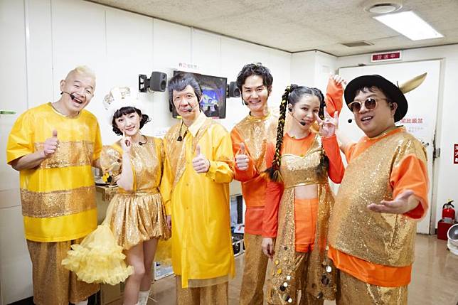 徐若瑄和當年在綜藝節目《火焰大對抗》中一起競爭的團體「口袋餅乾」合體，在跨年夜帶來特別演出。（威威巖提供）