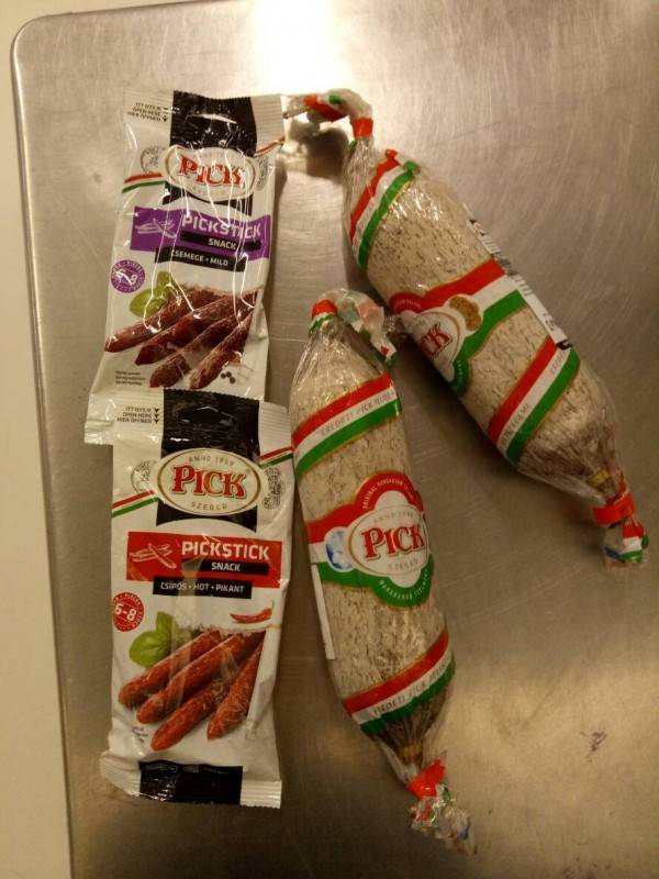 旅客違規攜帶的匈牙利豬肉臘腸。(防檢局提供)