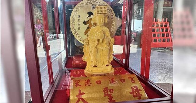 太神啦！1歲女童連擲13聖筊抱回金媽祖　廟方驚呆