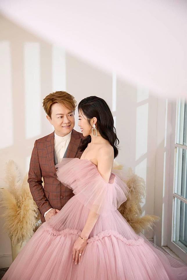 翁立友與老婆Emily登記結婚。（翻攝自翁立友臉書）