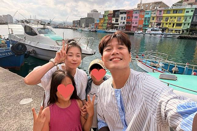 六月（左）與李易一家四口慶祝結婚紀念日。翻攝李易LEE YI﻿臉書
