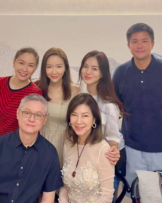 蔡依珊（後排左起）、蔡依倫、蔡篤清（後排右起）與妻子林牧潔，以及父親蔡綠峰（前排左起）、母親蔡陳娟娟。（翻攝ms._tsai IG）