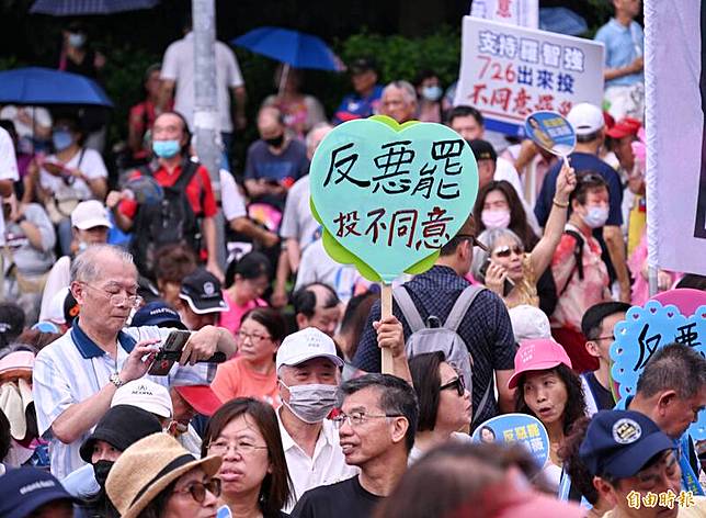民眾到場支持「反惡罷」。(記者方賓照攝)