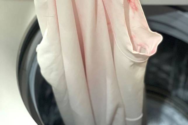 白衣服放進洗衣機清洗後，外觀竟變成粉色。（圖／截取自《花王 アタック》）
