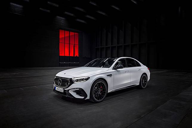 史上首款 E-Class 插電式油電複合性能房車！全新 Mercedes-AMG E 53 HYBRID 4MATIC+