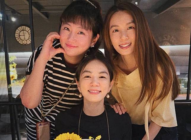 Ella（中）慶祝45歲合體S.H.E，兒子指定神祕手勢藏驚喜。（圖／IG@him_ella0618）