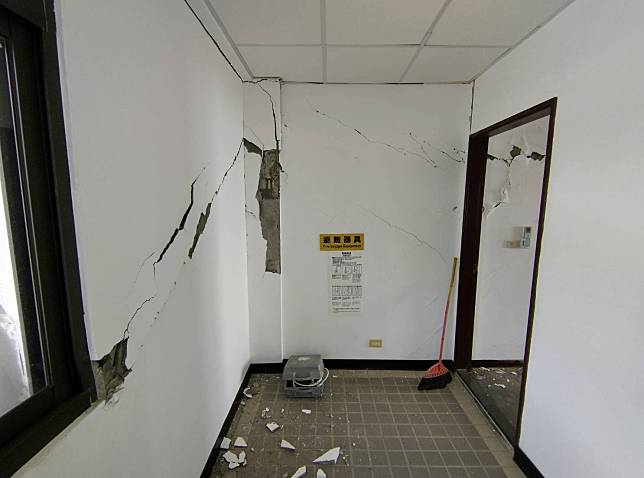 圖為花蓮遊客中心在0403強震受損情況。(資料照片/ 觀光署東海岸國家風景區管理處提供)
