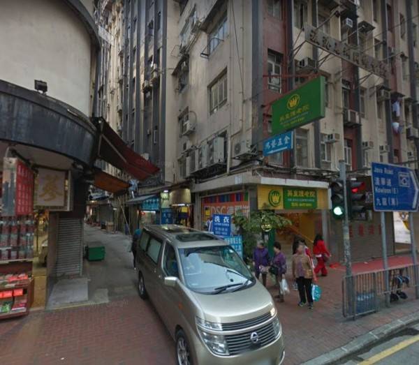 香港北角今天下午驚傳嚴重車禍，一輛廂型車衝撞人行道、接著暴衝至街上店家內，釀2死，至少12傷。(圖擷取自Google街景)