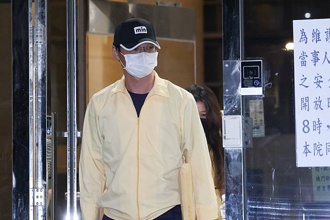 廖俊松小兒子廖力廷陪同父親去官邸送錢，後來又負責回收。資料照。陳品佑攝