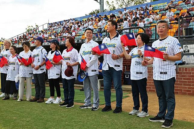 蔡其昌在俠盜「台灣日」發放主題球衣、春聯與國旗。（圖／中華職棒提供）