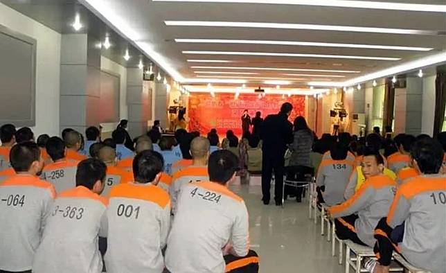 2015年前後，深圳收教所囚犯文藝演出會場。（網路圖片／本文作者提供）