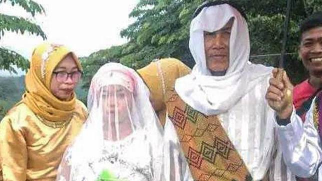菲律賓78歲的退休農夫拉什得（Rashed Mangacop），近日迎娶年僅18歲的少女哈莉瑪（Halima Abdullah）。（圖／翻攝自《鏡報》）