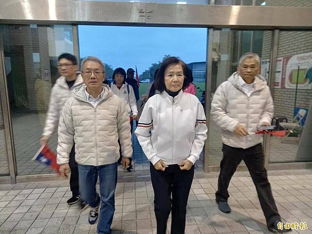已停職的宜蘭縣長林姿妙(中)以貴賓身分出席縣府元旦升旗典禮。前排左為代理縣長林茂盛。(記者江志雄攝)