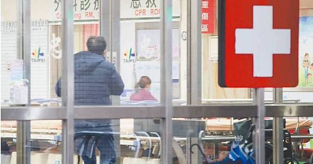 母親帶著孩子就診時，只能將他「抱進」診間，這般異常變化促使醫師進行抽血檢查，最終確診為B型流感引發的肌炎。 (示意圖/報系資料照)