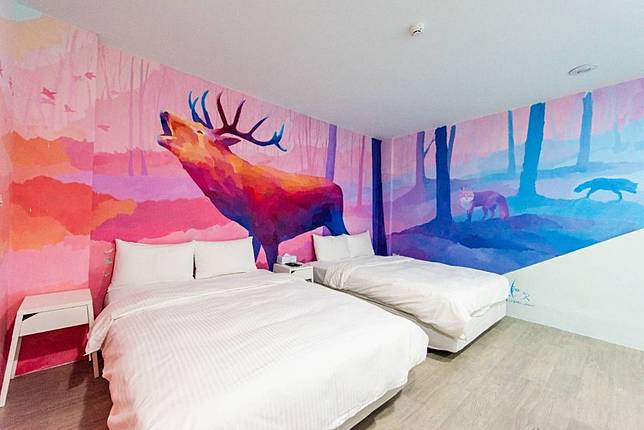 ▲四人房型，房內同樣有大大的壁畫（圖／星行旅）