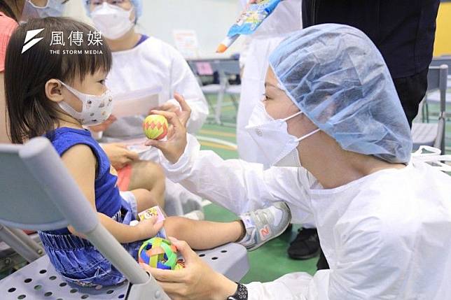 兒科急診醫師吳昌騰表示，近幾日在急診感覺到疫情病例數正在增加，更呼籲家長趕緊帶孩童接種疫苗。示意圖。（資料照，台中市政府提供）
