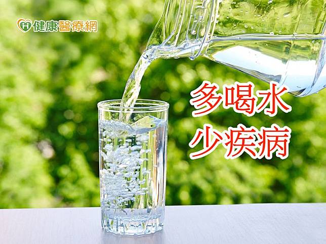 夏季是腎結石發作的高峰期，若有結石體質的人，包括有內科疾病如高尿酸、副甲狀腺素亢進的患者，務必要多補充水分，每日的喝水量至少要達3000cc。