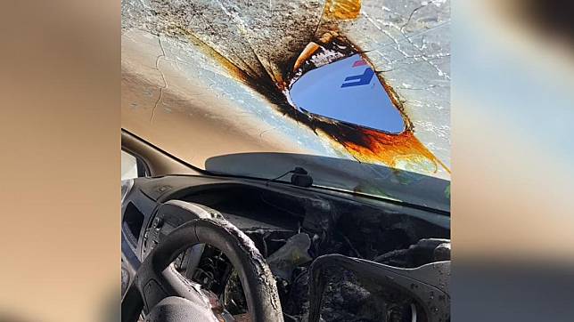 墨鏡放車上陽光照射起火，擋風玻璃被燒出一個大洞。（圖／翻攝自《每日郵報》）