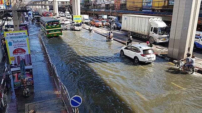 ถนนสุขุมวิท ขาเข้า ช่วงทางลงสะพานข้ามคลองสำโรง หน้าอิมพีเรียล สำโรง น้ำทะเลหนุนสูง รถติดมาก!!