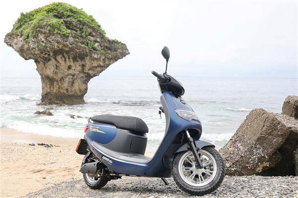 電動機車是你和她在小琉球低碳旅遊的好幫手，有了eMOVING iE125可以租騎起來動力更爽快。(圖片來源/中華汽車)