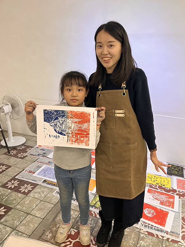 住民小朋友拿著完成的作品跟老師合影。（新營文化中心提供）