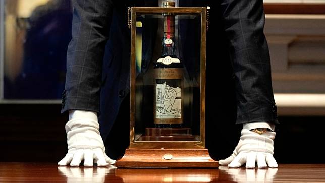 一瓶1926年麥卡倫威士忌2023年11月拍賣價創下217萬7500英鎊紀錄。圖為該瓶威士忌2023年10月19日在蘇富比拍賣行展出。美聯社