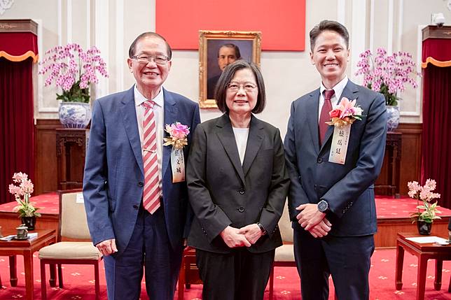 董事長蔡文城及總經理蔡岳獲獎受邀拜會總統府，與蔡英文總統互動交流。