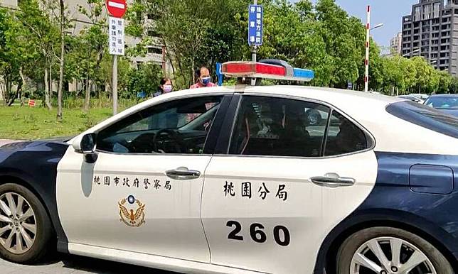 警方將蘇嫌送回桃園地院。(民眾提供)