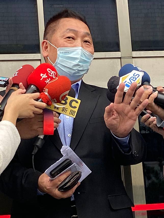 資深媒體人唐湘龍涉嫌肇事逃逸遭警方送辦，他今天到士林地檢署出庭。記者蔡翼謙／攝影