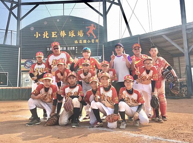 省躬棒球隊在TOTO盃台南市選拔賽奪冠。（省躬國小提供）