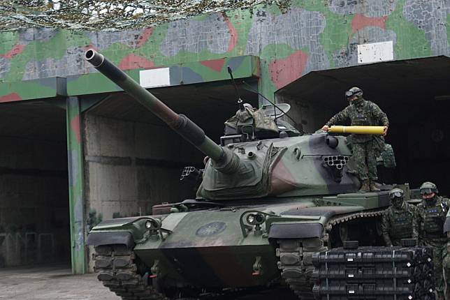 ▲國軍春節戰備巡弋，M60A3戰車補充105公厘彈藥。（圖／記者呂炯昌攝）