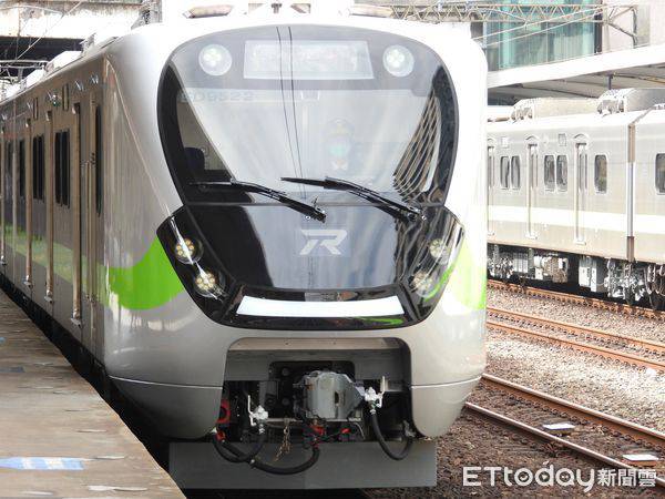 進香鞭炮殘屑掛電車線 台鐵通霄=新埔單線行車 | ETtoday新聞雲 | LINE TODAY