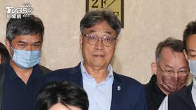 台灣農業部長陳駿季（中）率領台灣農產品訪問團赴美，簽下逾100億美元的農產品大單。（圖／TVBS）