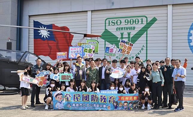 文山高中師生參訪陸軍航空基地，讓學生對於航空維保作業有進一步的認識，以提升全民國防教育。　（記者王正平攝）