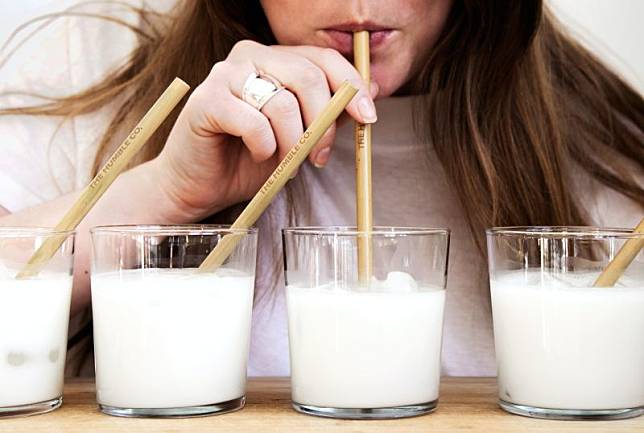 ▲ 前陣子社群上掀起一波「燕麥奶」風潮，但高敏敏營養師就表示，燕麥奶其實是「澱粉類」食物，和牛奶的營養組成可完全不一樣。（示意圖／取自unsplash）