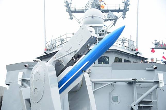 海軍敦睦遠航支隊16日停靠基隆港西三、西四碼頭開放參觀時大秀肌肉，在成功艦上展示了標準一型防空飛彈的彈藥填補。（張曜麟攝）