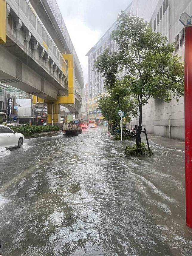 新北市中和及永和地區午後開始下起豪雨，部分地區已有積水現象。(民眾提供)