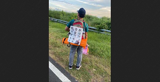 ▲15歲少年揹著過世阿嬤的照片步行環島，故事感動數萬位網友。（圖／翻攝自「爆料公社」臉書）