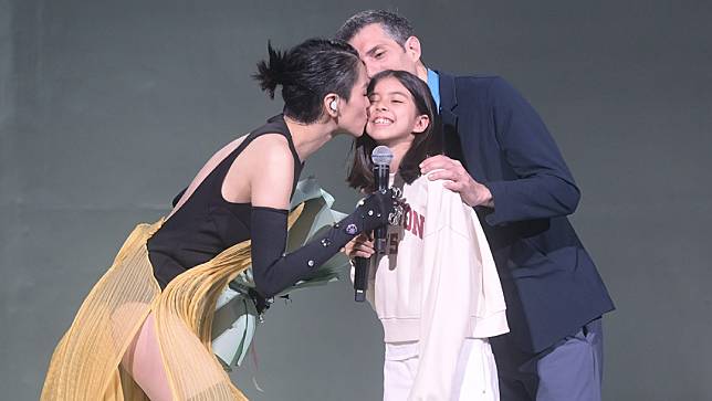 梁詠琪（左起）接連親吻女兒Sofia和老公Sergio。小金鹿娛樂提供