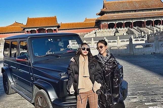 Pictures of the women posing in front of a car in the Forbidden City went viral. Photo: Weibo