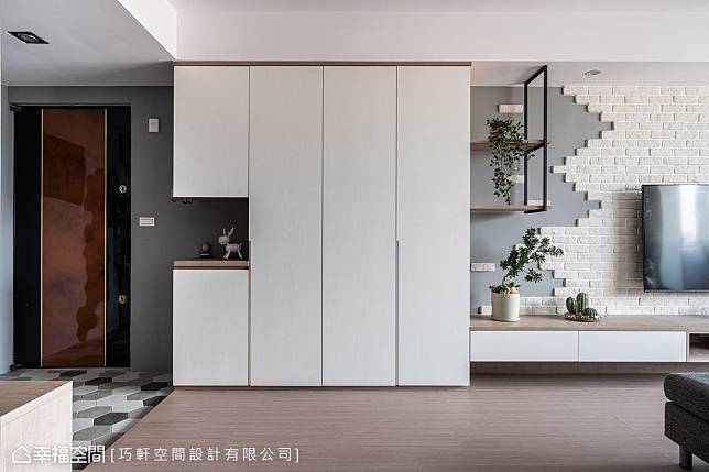 低彩度的六角花磚呈現質樸風情，白色清新感大面收納櫃完善日常生活機能。
