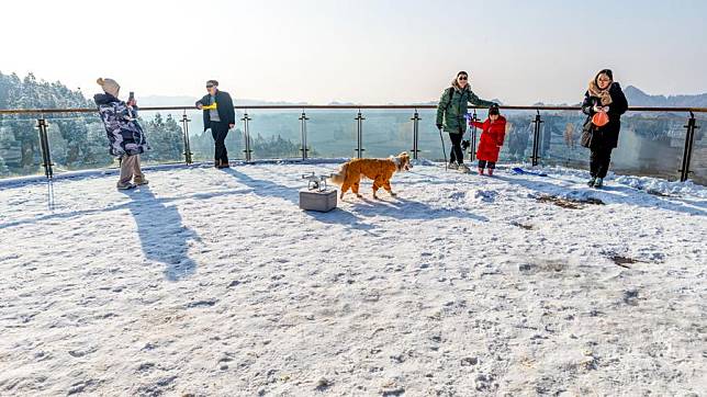 People have fun at the Shanwangping Karst national ecological park, in Nanchuan District of southwest China's Chongqing, Jan. 11, 2025. (Photo by Qu Mingbin/Xinhua)