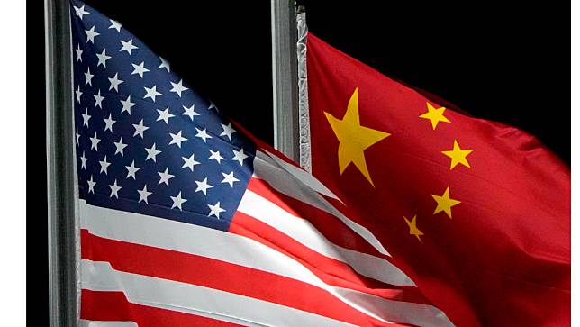 美中關係備受全球矚目，圖為2022年中國張家口冬季奧運美中國旗。美聯社