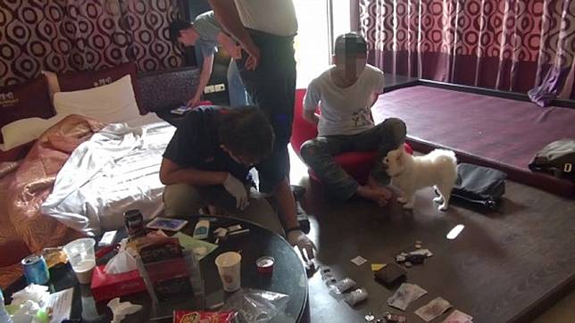 ▲當警方進入鄭姓嫌犯入住的房間搜索時，鄭嫌的博美狗叫不停，警方將鄭嫌上銬後，博美狗就乖乖的趴在鄭嫌身旁。 （圖／記者郭凱杰翻攝，2018.11.07）