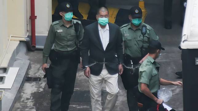 壹傳媒創辦人黎智英2020年12月被捕後，被戴上手銬腰鍊送往法院出庭。路透社