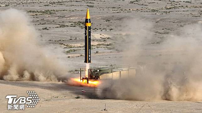 伊朗軍方高調曝光，最新型霍拉姆沙赫爾4型彈道飛彈。（圖／達志影像路透社）