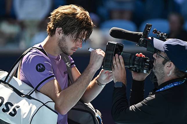 美國網球一哥弗里茨（Taylor Fritz）賽後秀愛心。法新社